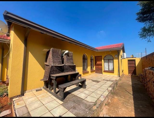 4 BEDROOM HOUSE FOR SALE IN LENASIA SOUTH